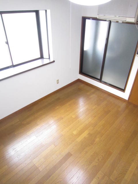 Living and room. With bay window! !