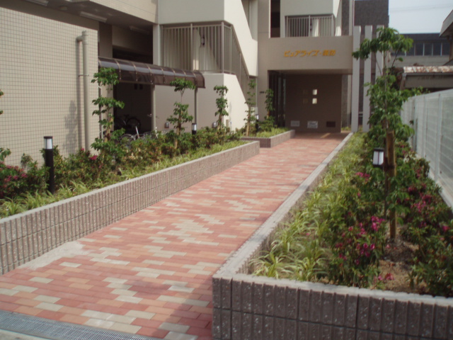 Entrance. Fashionable ~