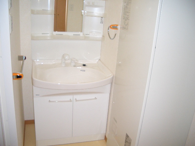 Washroom. Shampoo is with Dresser!