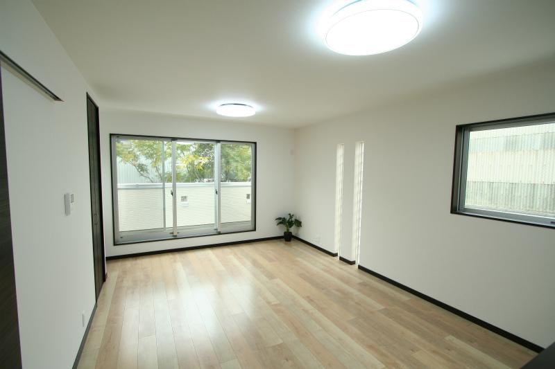 Kitchen. Balcony also view from the kitchen, It has become a bright space. It is convenient can housework while looking at the state of the child (A No. land reference)