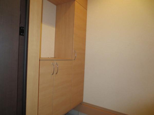 Entrance. Entrance. Storage is plenty of the first floor toilet, Basin space, Take a bus