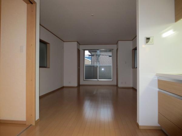 Living. Second floor Living 15.75 Pledge. Across the balcony there is a closet on both sides. The window is also a well-ventilated room on both sides