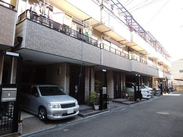 Local photos, including front road. The road is for the residents in the cul-de-sac. 