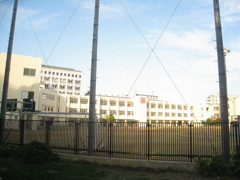 Primary school. 671m to Osaka Municipal violet elementary school (elementary school)