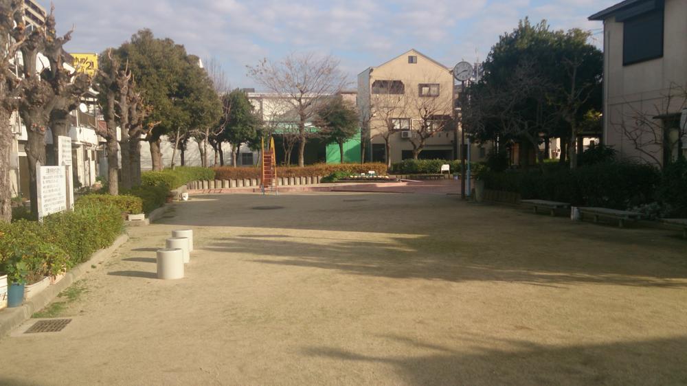 park. Right behind is the park. 