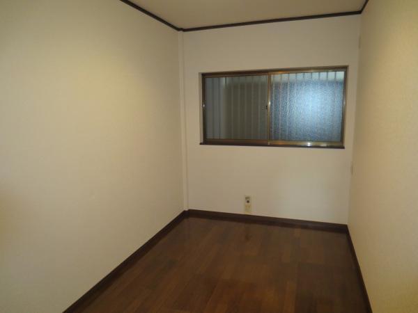 Non-living room. 1 Kaiyoshitsu 4 Pledge. The window is the one side. Storage is just right out of the room