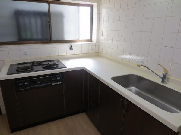 Kitchen. Second floor kitchen. L-shaped. It is your very clean dishwasher