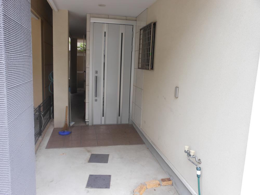 Local appearance photo. Stylish entrance! 