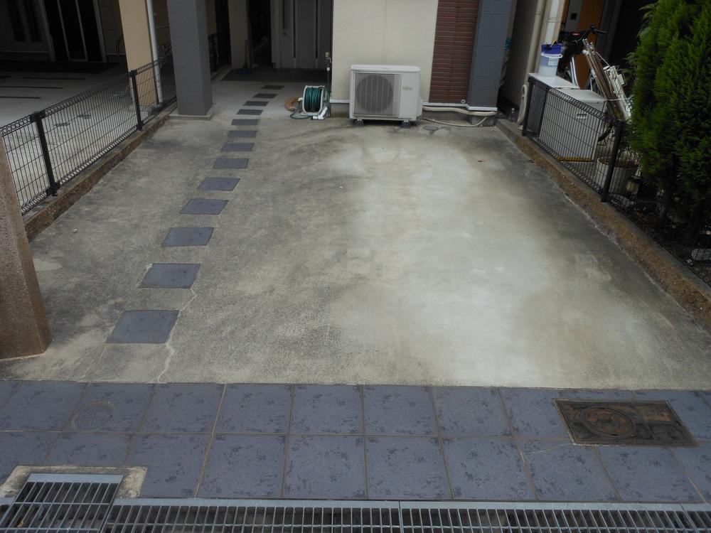 Local appearance photo. There is a large parking space! 