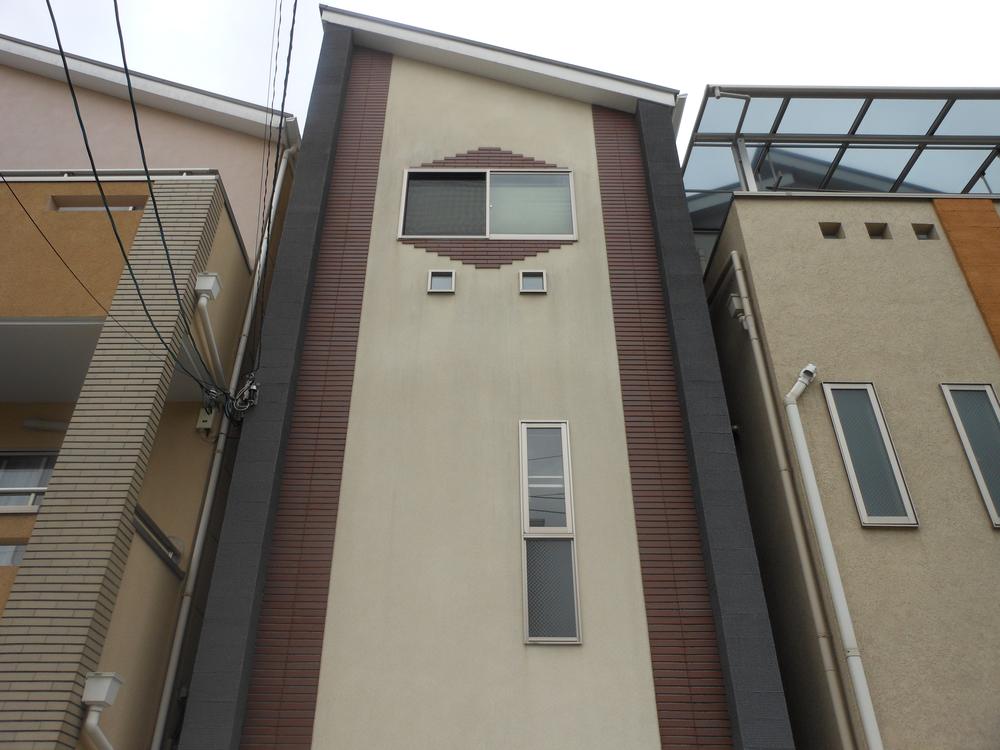 Local appearance photo. It is stylish appearance! 