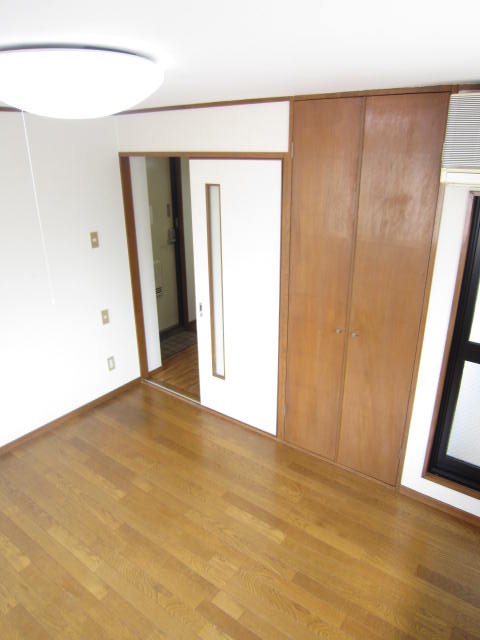 Living and room. Western-style flooring! !