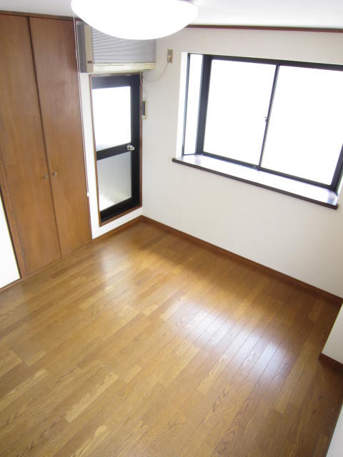 Living and room. With bay window! !