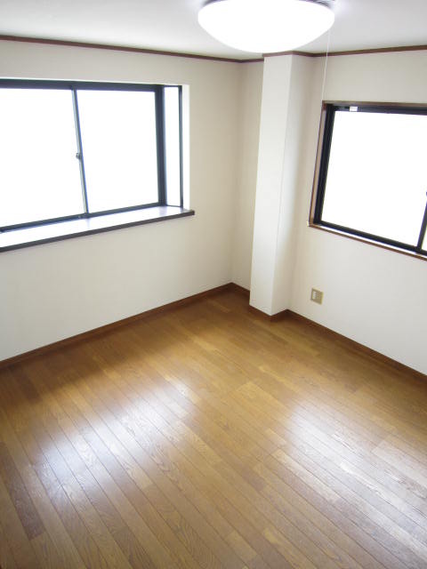 Living and room. Two-sided lighting! !