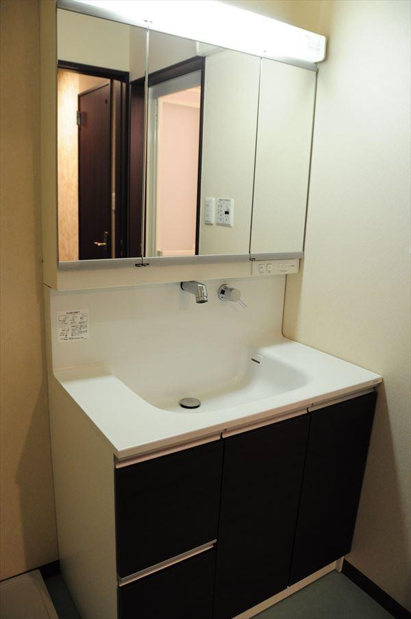 Wash basin, toilet. Indoor (June 2013) Shooting