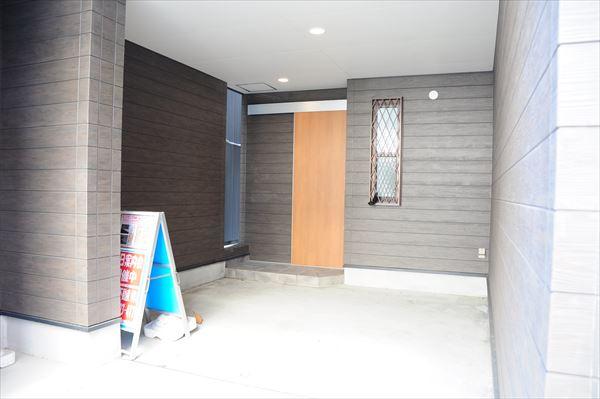 Entrance. Local (June 2013) Shooting