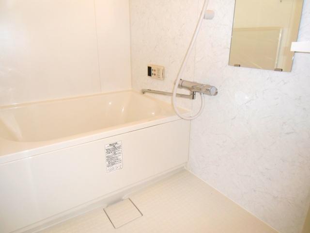 Kitchen. Beautiful bath