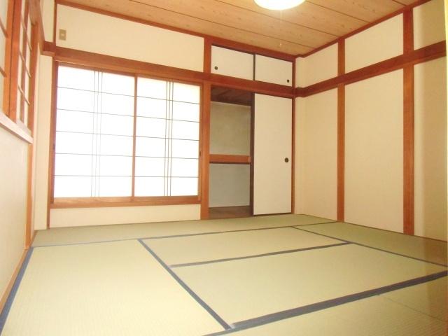Non-living room. It is calm Japanese-style room