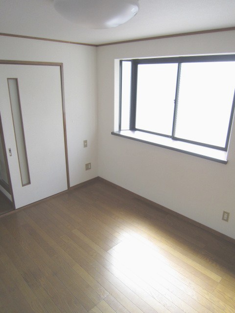 Living and room. With bay window! !