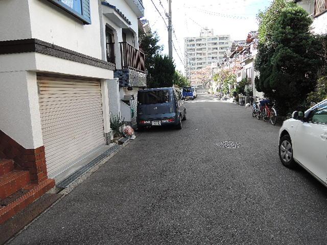 Local photos, including front road. Local (12 May 2013) Shooting