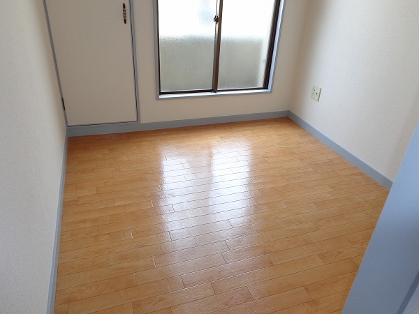 Living and room. Bright is!