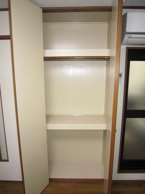 Living and room. closet! !