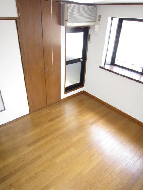 Living and room. Western-style flooring! !
