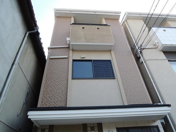 Local appearance photo. Neat appearance. It is fashionable.