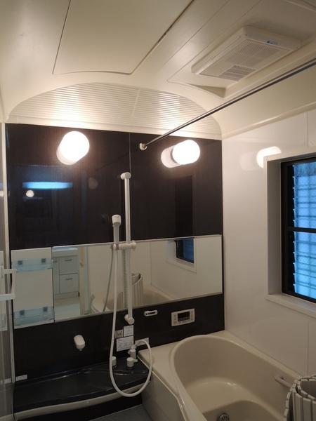 Bathroom. With bathroom drying heater. There is a feeling of opening in the dome ceiling.