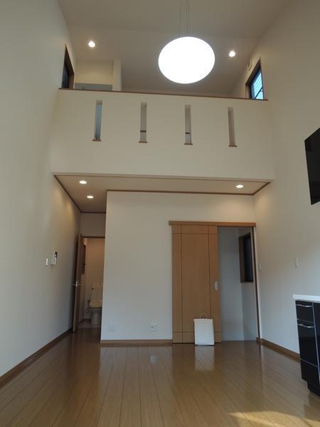 Living. This time, from the living room, The ceiling height, I do not meet you very much.