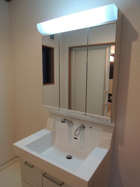 Wash basin, toilet. Shampoo dresser is also a modern type. I There sharpness.