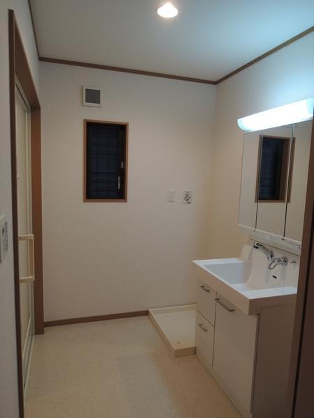 Wash basin, toilet. Sanitary loose.