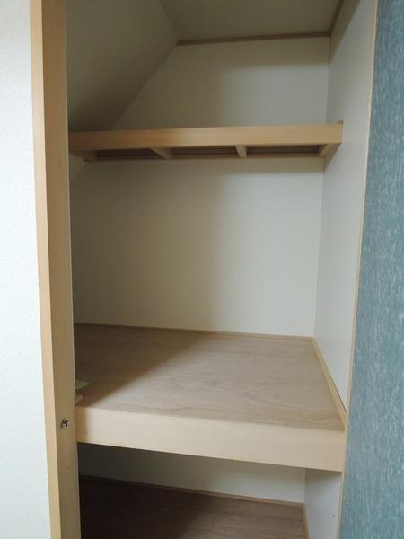 Receipt. Closet of Japanese-style room 4.5 quires. Effective use of the under stairs.