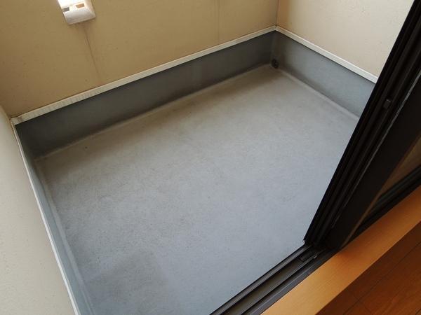 Balcony. 3rd floor balcony. It is perfect to smoke a cigarette.