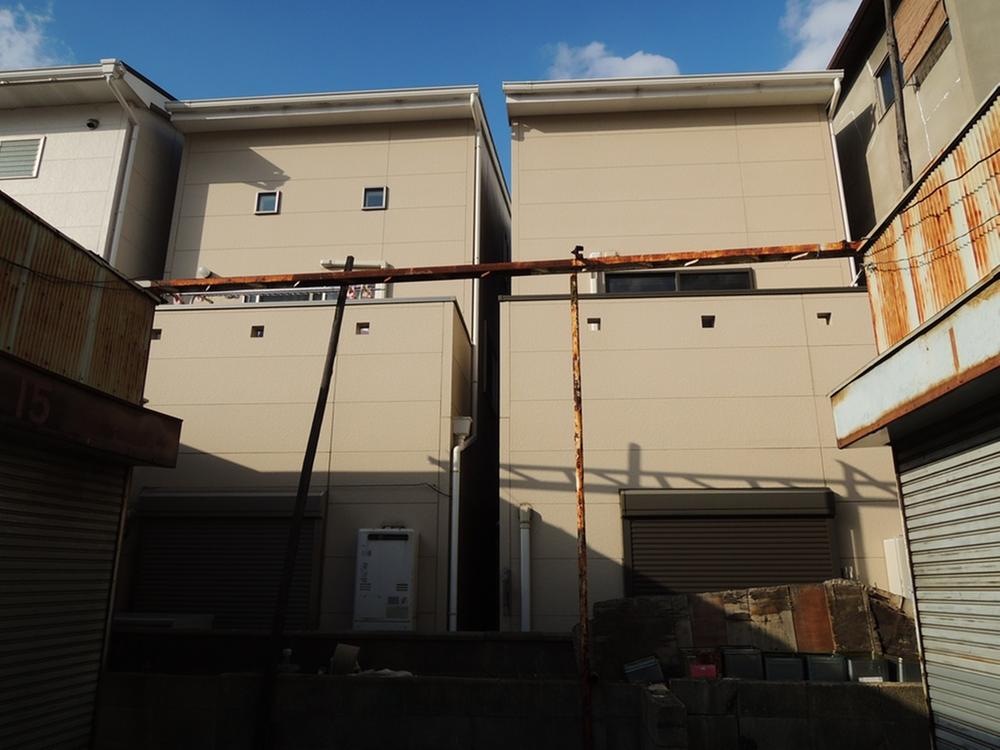 Local appearance photo. Shooting from the back (south side). South-facing house it's facing north. I know deals.