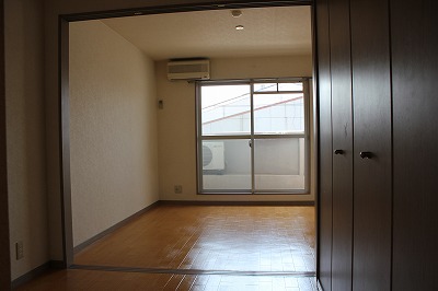 Washroom. It is also possible to divide the room!
