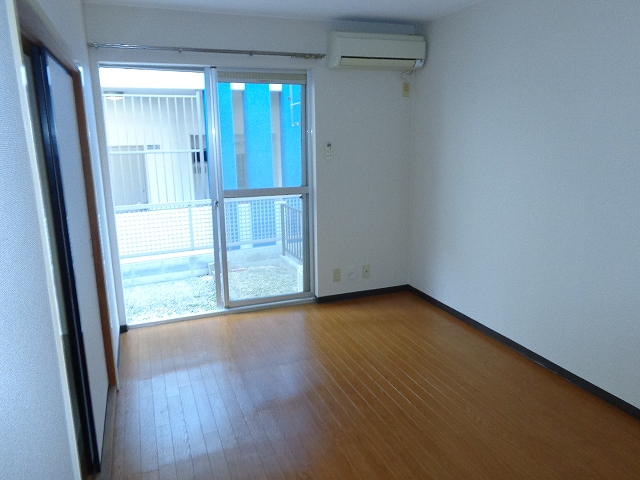 Living and room. With shutter!