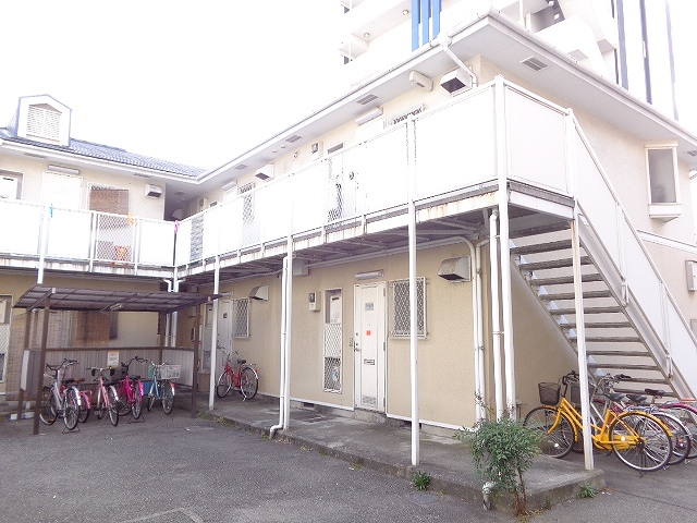 Building appearance. Because it does not face the road, Worry child!