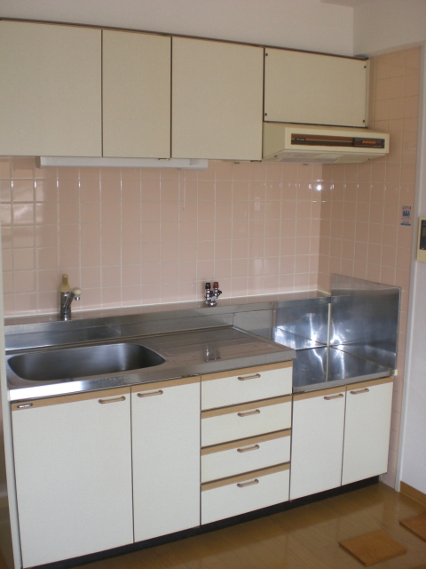 Kitchen. Gas stove can be installed.