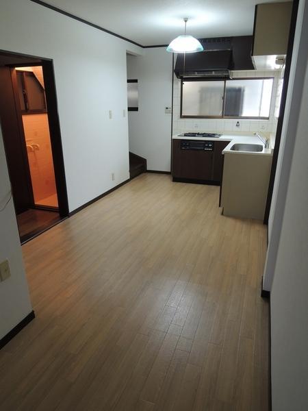 Living. Fun meal at the dining table. 