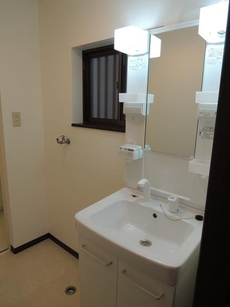 Wash basin, toilet. Shampoo dresser is also a new. 