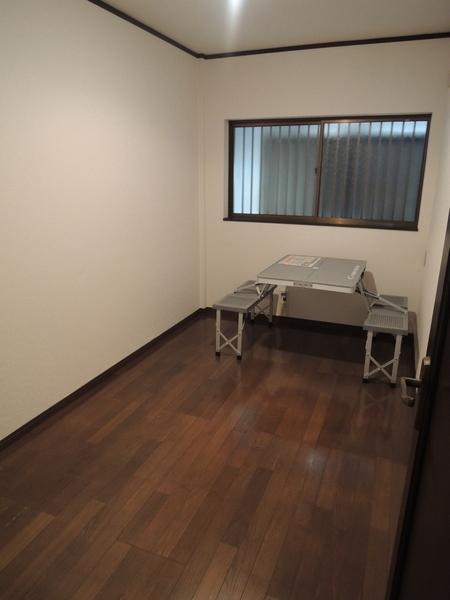 Non-living room. 1 Kaiyoshitsu 4 Pledge. Perfect for Dad's study. 