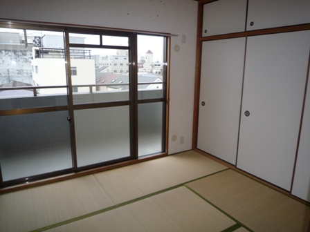 Living and room. Japanese-style room 6 tatami, With closet