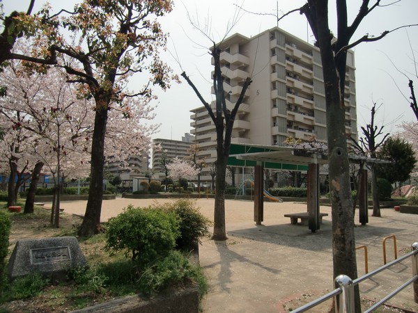 Other Environmental Photo. Hanaten'nishi three park green rich nature full of park. Play equipment is substantial, such as slide and swing. Let's go to your friends and play every day