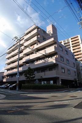 Building appearance. It is a quiet residential area