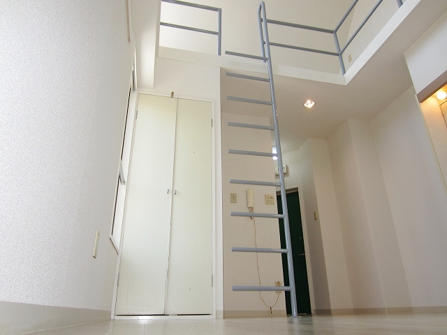 Other room space. Look up if loft !! is the room I want to live once !!