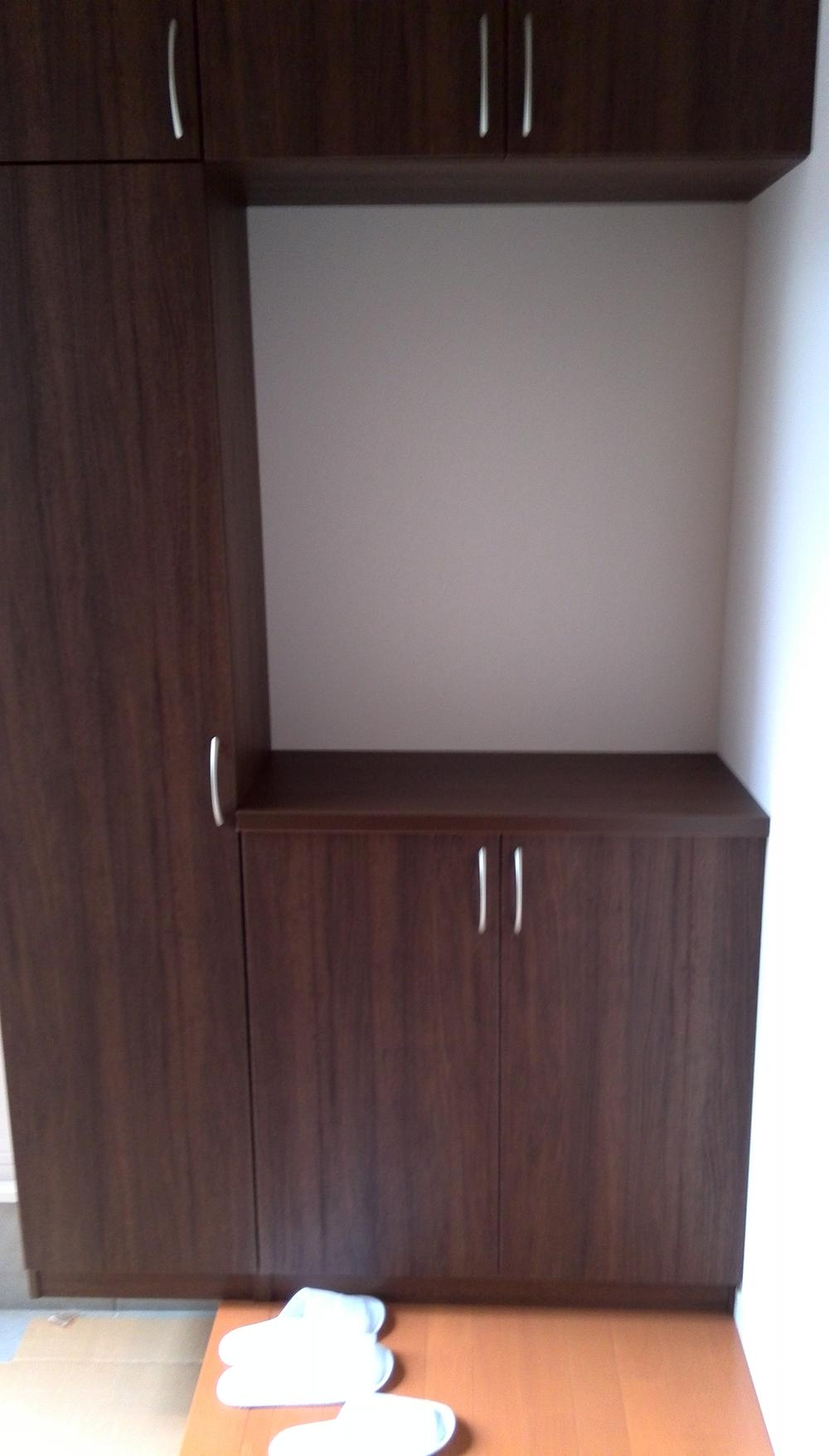 Entrance. Clean with a front door storage at any time! !