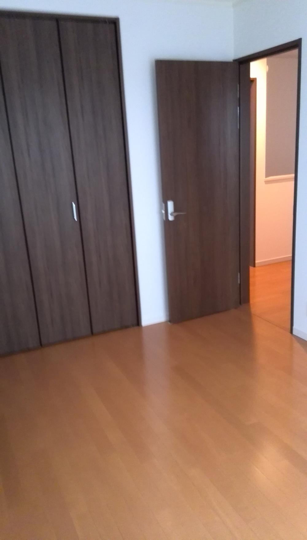 Other. Excellent storage capacity of a walk-in closet is attractive! !