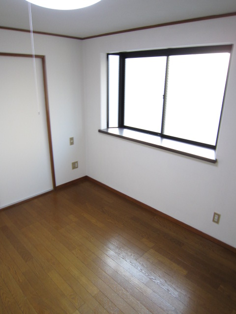 Living and room. I'm happy bay window