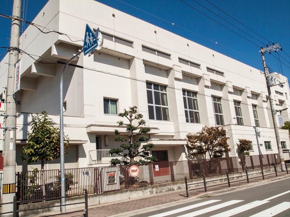 Primary school. About 210m walk to the Osaka Municipal Nakahama Elementary School 3 minutes. Since the close of the house, Pat safety! school, home, Area together, Our goal to continue to promote the education of children.