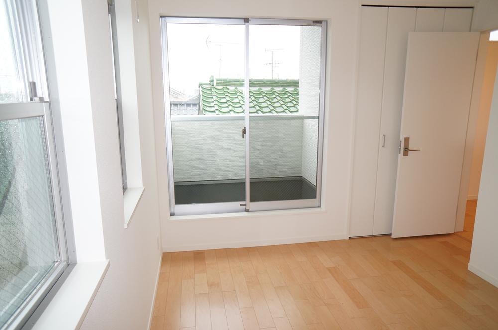 Building plan example (introspection photo). Light of the sun coming through large windows, Director makes a refreshing morning. Why not in the couple's bedroom? , Feeling for us also to refresh.